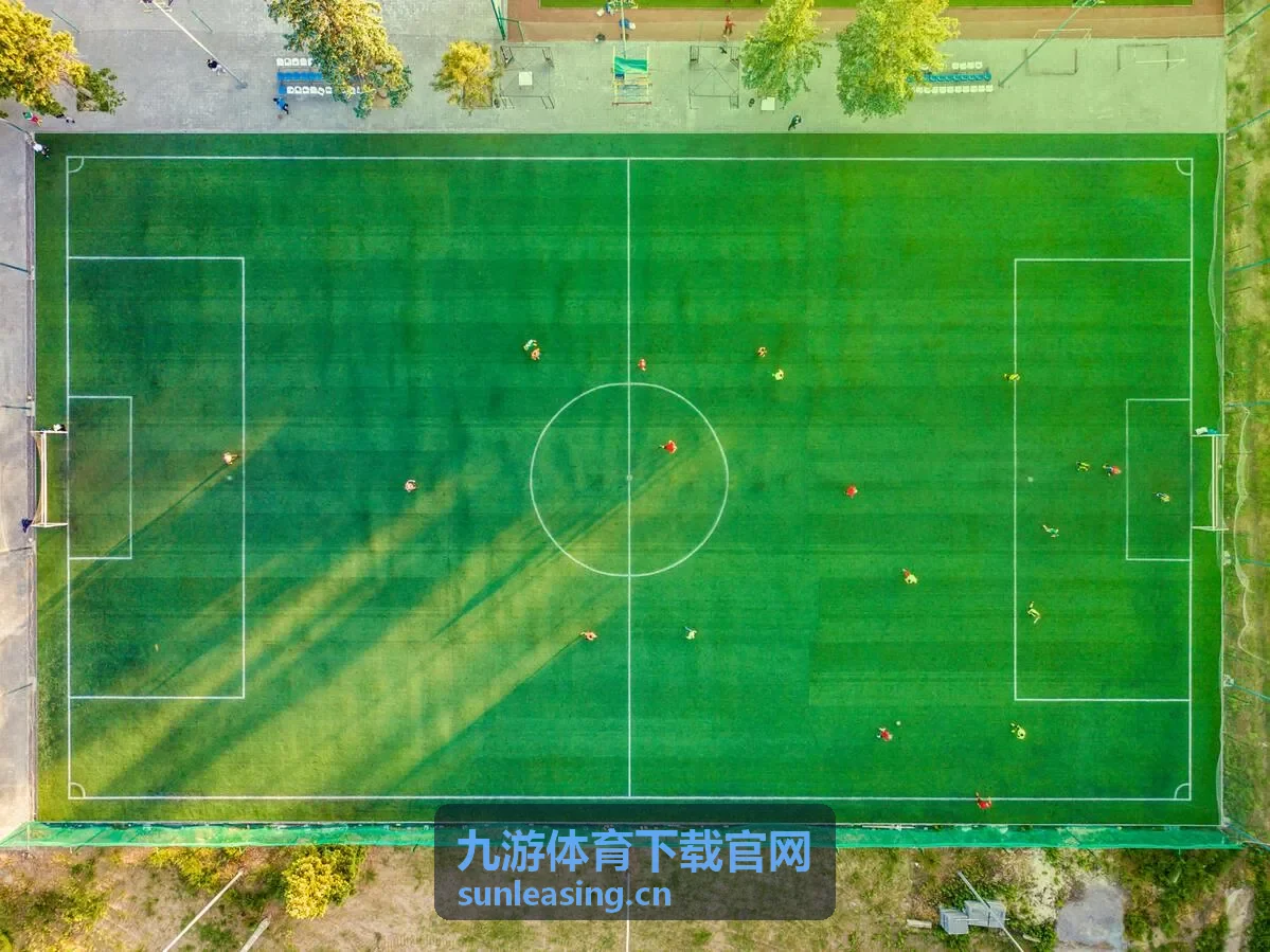 九游体育下载官网赛中记分场景：场边记录局分与换人